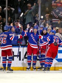 Hokejisté New Yorku Rangers se radují ze vstřeleného gólu do sítě Bostonu