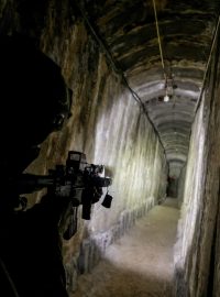 Izraelský voják v tunelu ve městě Gaza