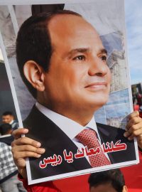 Obrázek egyptského prezidenta Abdala Fattáha Sísí v první den prezidentských voleb v Káhiře