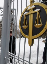 Ruský veterán a bojovník za lidská práva Oleg Orlov opouští soudní budovu po odvolacím jednání v Moskvě. Orlov se odvolal proti rozhodnutí soudu, který ho uznal vinným z diskreditace ruských ozbrojených sil, a prokuratura podala protiodvolání, v němž pro něj požadovala trest odnětí svobody