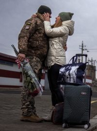 Ukrajinského vojáka Vadyma přijela před Vánoci během krátké přestávky v bojích na frontě navštívit jeho žena Lydie