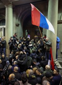 Podporovatelé opozici snažící se vloupat do bělehradské radnice