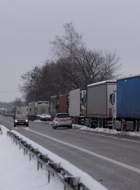 Kolona kamionů na hranicích u polské obce Dorohusk na prosincovém snímku