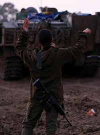 Izraelský voják před armádním vozidlem v Pásmu Gazy