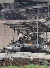 Izraelské tanky manévrují u hranice mezi Izraelem a Pásmem Gazy