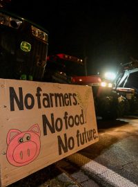 Němečtí farmáři po celé zemi protestují proti vládě