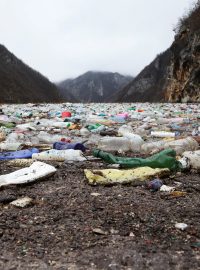 Tuny plovoucích odpadků, převážně plastových lahví, ohrožují místní ekonomiku založenou na cestovním ruchu a panují také obavy z dopadu na lidské zdraví