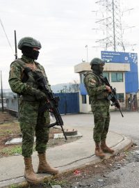 Vojáci hlídkují před věznicí Zonal 8
