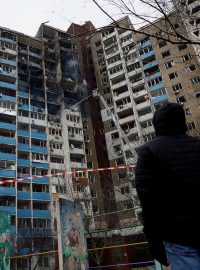 Budova poničená při ruském leteckém útoku na Kyjev