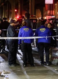 Při střelbě v newyorském metru zemřel jeden člověk, dalších pět bylo zraněno