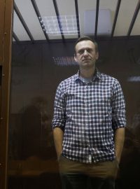 Ruský opoziční vůdce Alexej Navalnyj přichází na soudní jednání, kde se projednává odvolání proti dřívějšímu rozhodnutí soudu o změně podmíněného trestu na skutečný trest odnětí svobody. 20. února 2021, Moskva, Rusko