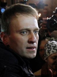 Protikorupční bloger Alexej Navalnyj hovoří s novináři při odchodu z policejní stanice v den svého propuštění v Moskvě, 21. prosince 2011