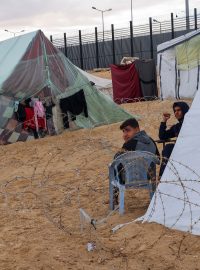 Palestinci v uprchlickém táboře v Rafáhu
