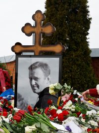 Lidé stáli ve frontě, aby položili květiny na hrob Alexeje Navalného