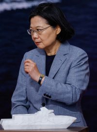 Tchajwanská prezidentka Tsai Ing-wen hovoří s velitelem tchajwanského námořnictva Tang Hua při slavnostním předání šesti tchajwanských korvet třídy Tuo Chiang v přístavu v Yilanu