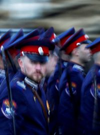 Příslušníci ruské armády pochodují v Den vítězství v Moskvě