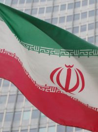 Íránská vlajka vlaje před sídlem Mezinárodní agentury pro atomovou energii (MAAE) ve Vídni, 6. března 2023