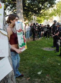 Policie obklopuje studenty protestující na podporu Palestinců na Univerzitě v Jižní Kalifornie