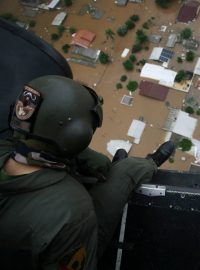 Záchranáři evakuovali lidi i pomocí vrtulníků