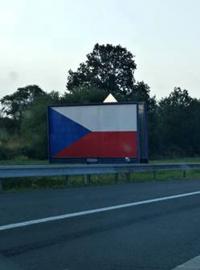 Dálnice zaplavily billboardy s českou vlajkou.