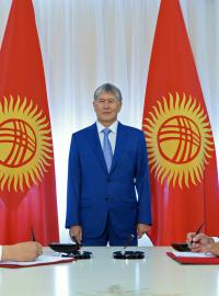Majitel firmy Liglass Trading podepisuje v Kyrgystánu dohodu o výstavbě hydroelektrárny. Miliardovým podpisům přihlíží prezident země Almazbek Atambajev
