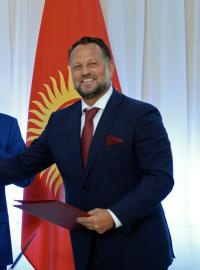 Majitel společnosti Liglass Trading Michael Smelík při podpisu smlouvy na projekt výstavby vodních elektráren v Kyrgyzstánu za přítomnosti prezidenta Almazbeka Atambajeva