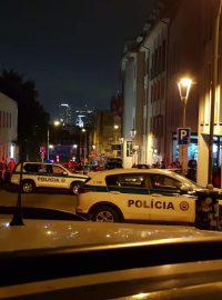 Policie vyšetřuje střelbu v Zámecké ulici v Bratislavě, při které přišli dva lidé o život a jeden člověk byl zraněný.