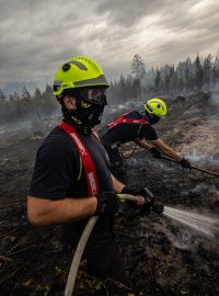 Hasiči dohašují požár lesa u Jetětic na Písecku