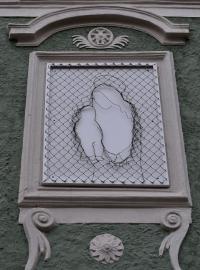 Krumlovská madona je z drátěného pletiva. Vytvořil ji umělec Týc ze skupiny Ztohoven.
