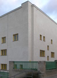 Müllerova vila, luxusní funkcionalistická vila v Praze na Ořechovce, od architektů Adolfa Loose a Karla Lhoty