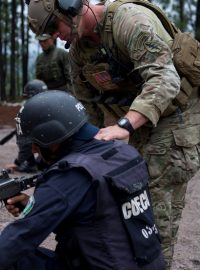 Člen amerických Zelených baretů cvičí kolumbijského policistu