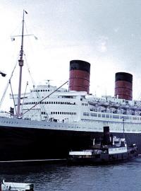 Loď Queen Elizabeth na snímku z 60. let