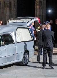 Pohřební vůz čekající na nádvoří Pražského hradu