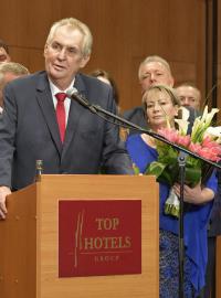 Miloš Zeman v druhé přímé volbě obhájil funkci prezidenta republiky.