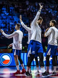 Čeští basketbalisté zdraví fanoušky O2 areny
