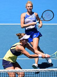 Barbora Krejčíková a Kateřina Siniaková v semifinálovém zápase Australian Open