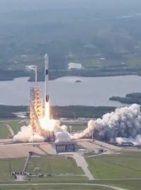 Nová verze rakety Falcon 9 společnosti SpaceX startuje z mysu Canaveral