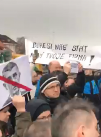 Českého premiéra čekaly na náchodském nádraží desítky demonstrantů