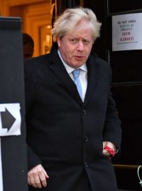 Boris Johnson vychází z volební místnosti