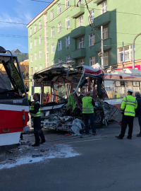 Srážka trolejbusu s tramvají uzavřela důležitou dopravní křižovatku na několik hodin