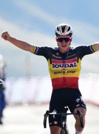 Belgický cyklista Remco Evenepoel slaví vítězství ve 14. etapě Vuelty