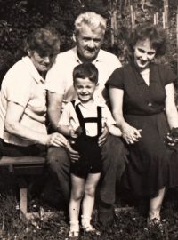 Doris Grozdanovičová (zcela vpravo) se synem v Kostelci nad Orlicí na návštěvě u rodiny četníka Urbana