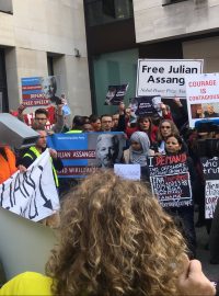 V Londýně začal soud o vydání Juliana Assange do USA.