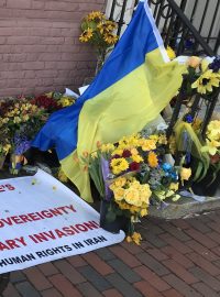 Pieta u budovy ukrajinského velvyslanectví v rezidenční čtvrti Georgetown jasná
