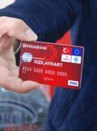 Syrští uprchlíci v Turecku získávají platební karty od Evropské unie.