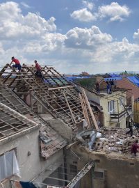Moravská Nová Ves. Dobrovolníci z okolí, Brna, ze Žiliny a z Prešova uklízejí nejvíce zničený kostel v oblasti