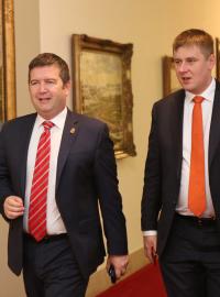 Ministr vnitra a šéf ČSSD Jan Hamáček (vlevo) spolu s ministrem zahraničí a stranickým kolegou Tomášem Petříčkem