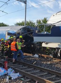 Vlaky po nehodě u Českého Brodu se od sebe krátce po osmé hodině od sebe roztrhnout. Jsou vykolejené.