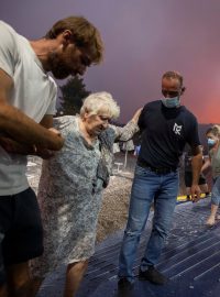 Lidé jsou evakuováni poté, co se požár rozšířil na řeckém ostrově Evia