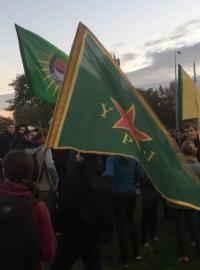 Na podporu Kurdů na severu Sýrie se ve středu vpodvečer sešlo v Praze na Klárově několik stovek lidí
